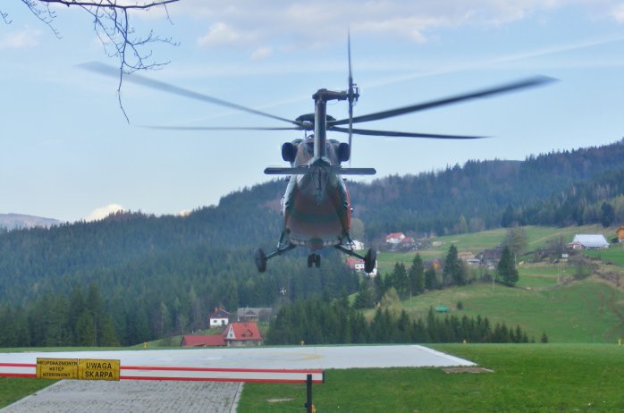 Helikopter przy lądowisku na terenie Rezydencji Prezydenta RP - Zamek w Wiśle